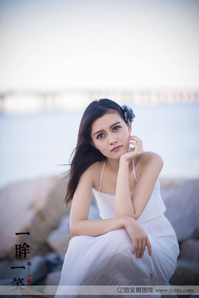 长发美女大海边长裙飘飘清纯写真