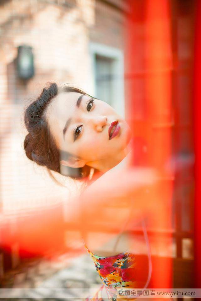 清纯美女身着花裙室外迷人街拍-3