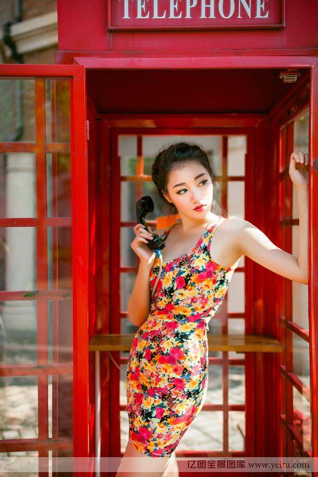 清纯美女身着花裙室外迷人街拍-6