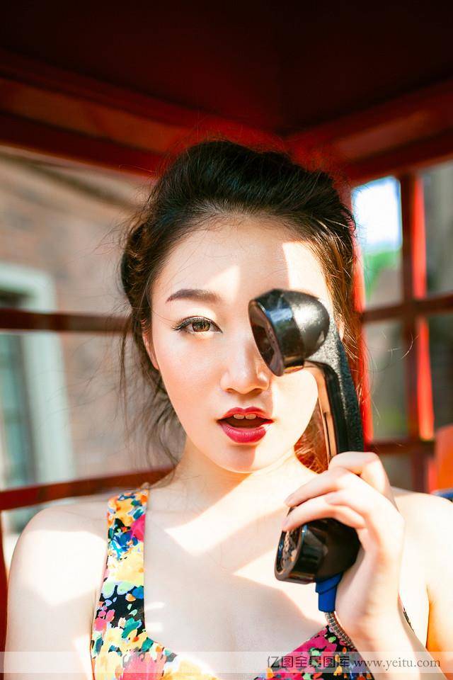 清纯美女身着花裙室外迷人街拍-7