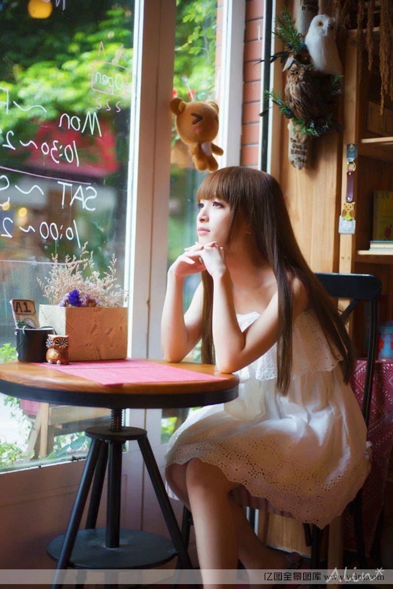 长发美女清纯甜美彰显幸福时光-3