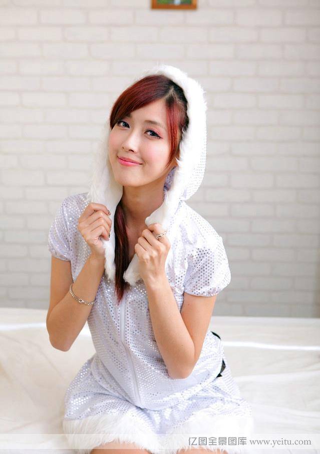 长发美女圣诞节清新甜美写真-2