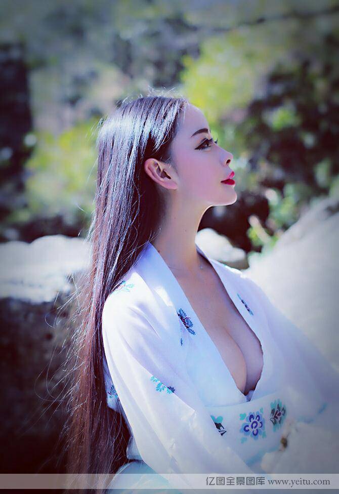 古装美女樱敏儿儿清丽脱俗室外写真