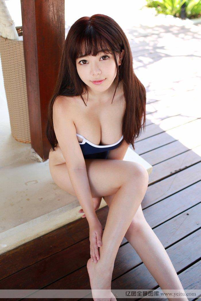 性感美女刘飞儿海南度假晒美胸