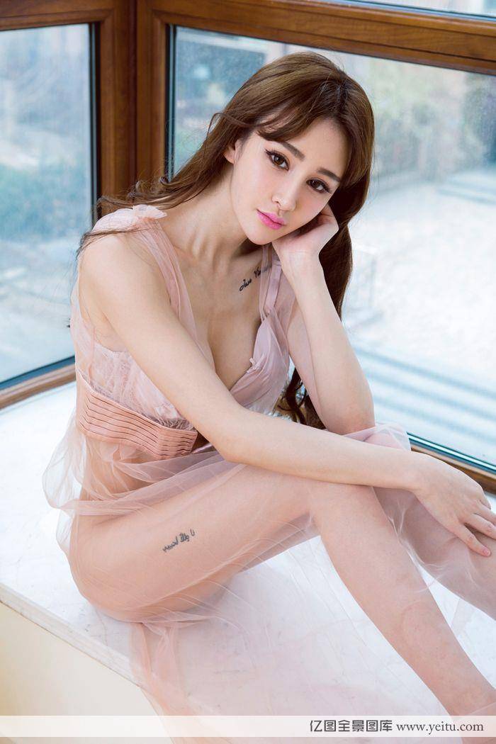 性感美女模特青树搔首弄姿浴室激情写真