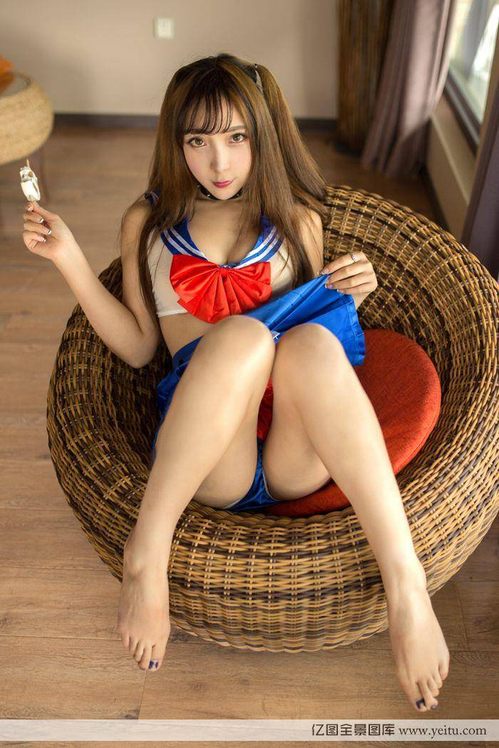 极品美女黄歆苑美乳学生装制服诱惑-5