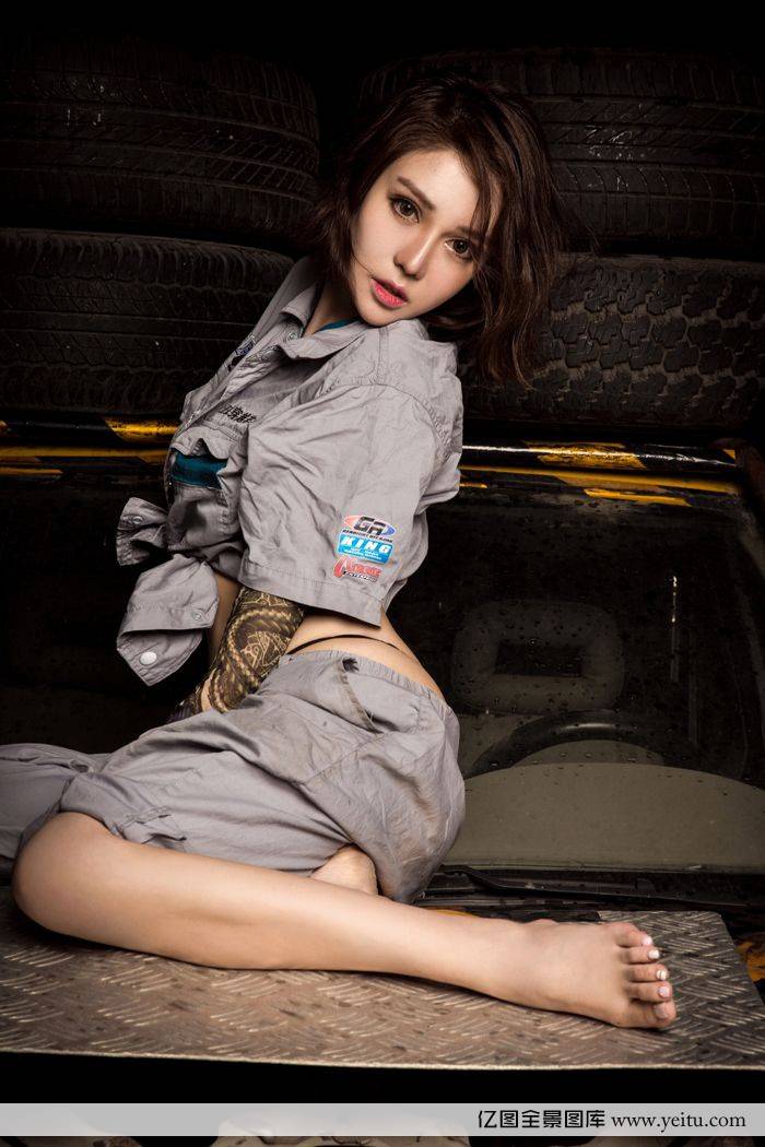 性感车模王尔琳与粗旷汽车展示另类诱惑美-37