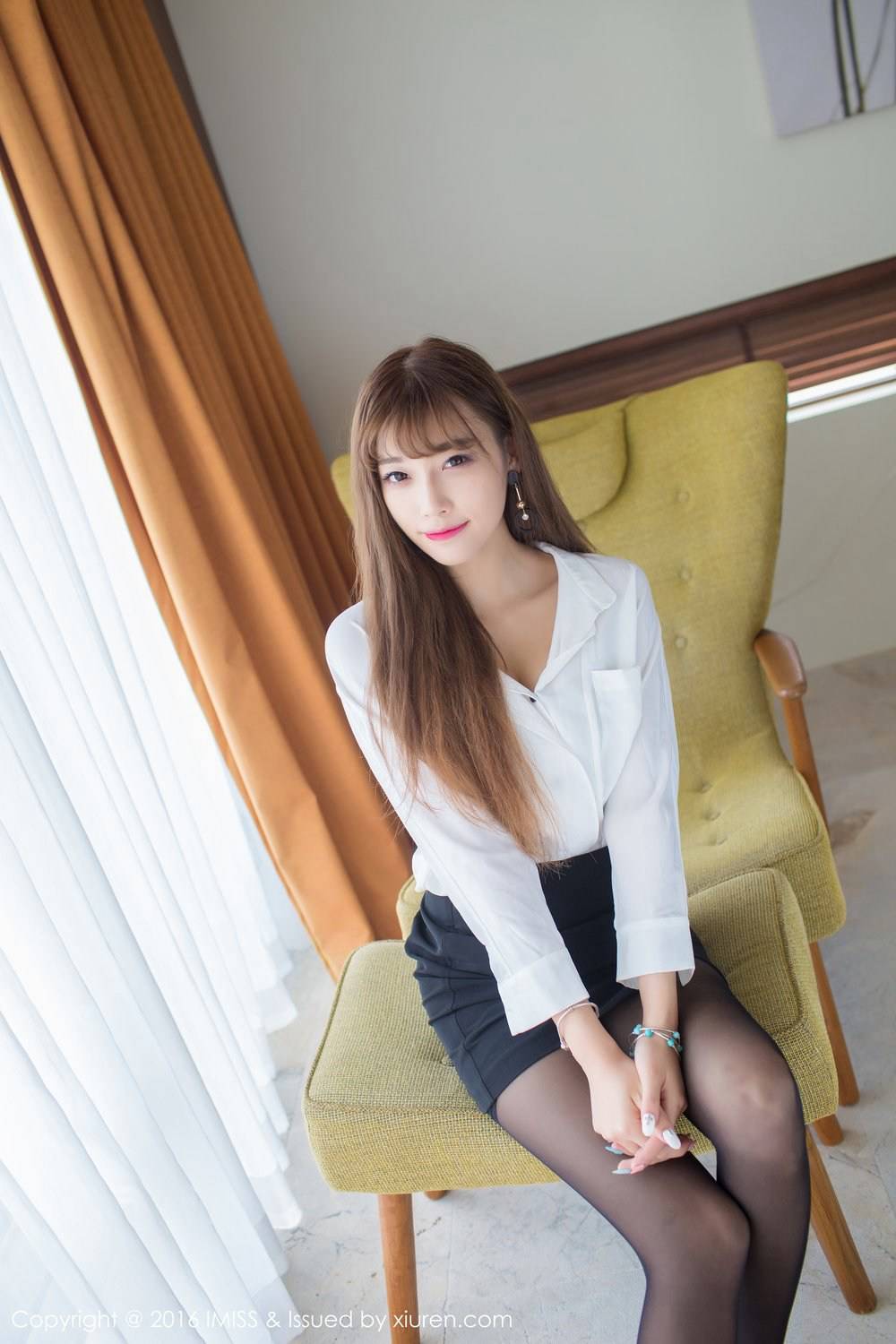 爱蜜社美女模特小甜心CC职场OL性感黑丝美腿写真