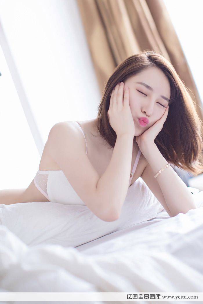 爱蜜社美女模特刘奕宁Lynn修长美腿内衣诱惑白嫩沙巴旅拍-18