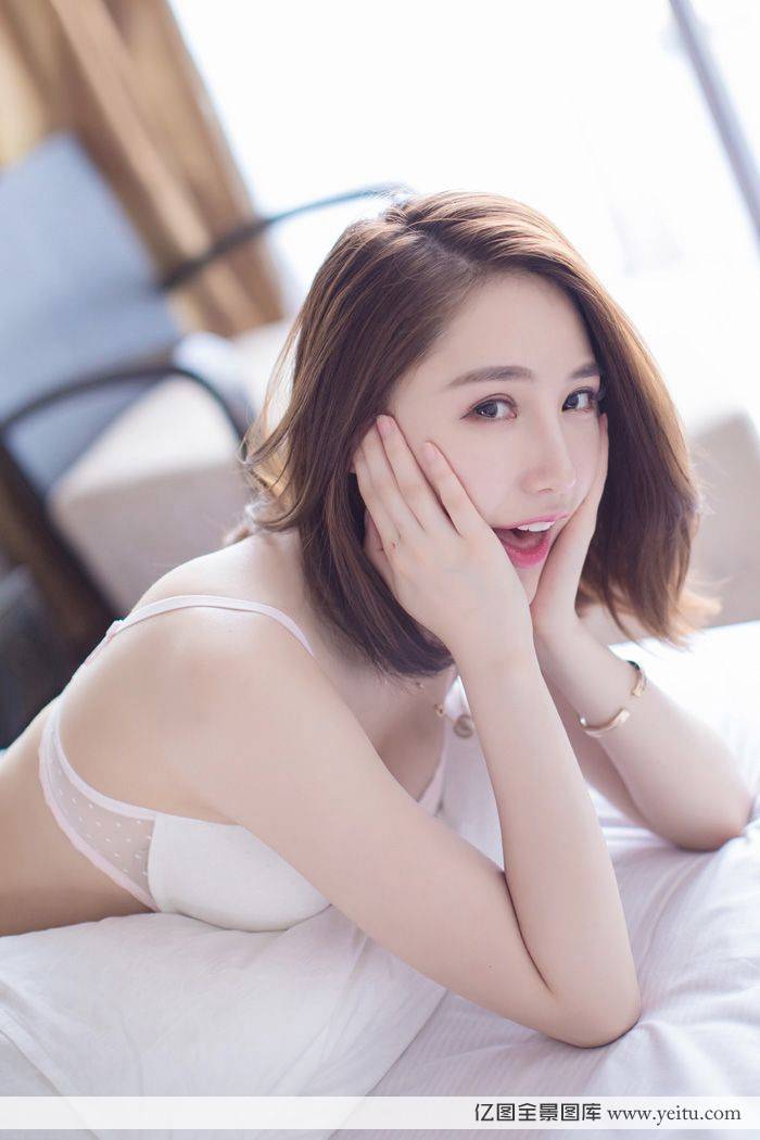 爱蜜社美女模特刘奕宁Lynn修长美腿内衣诱惑白嫩沙巴旅拍-20