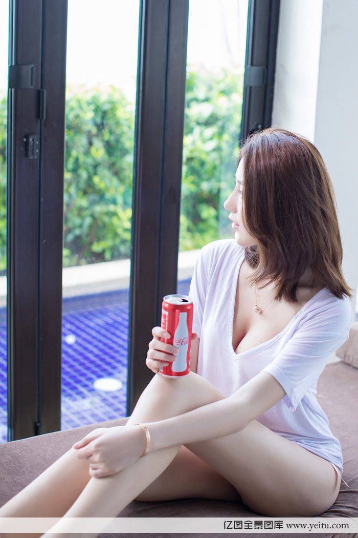 爱蜜社美女模特刘奕宁Lynn修长美腿内衣诱惑白嫩沙巴旅拍-22