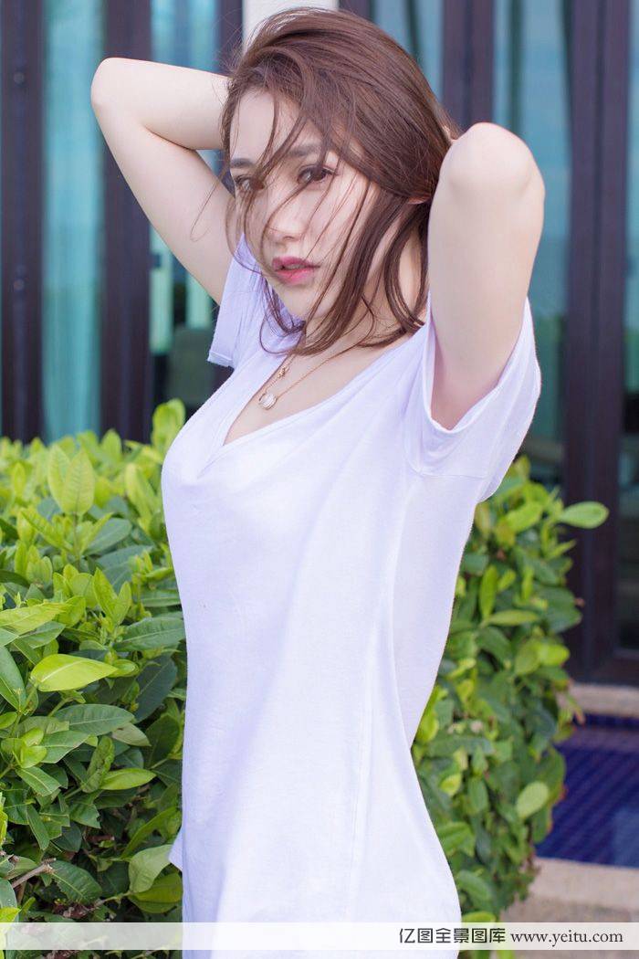 爱蜜社美女模特刘奕宁Lynn修长美腿内衣诱惑白嫩沙巴旅拍-30