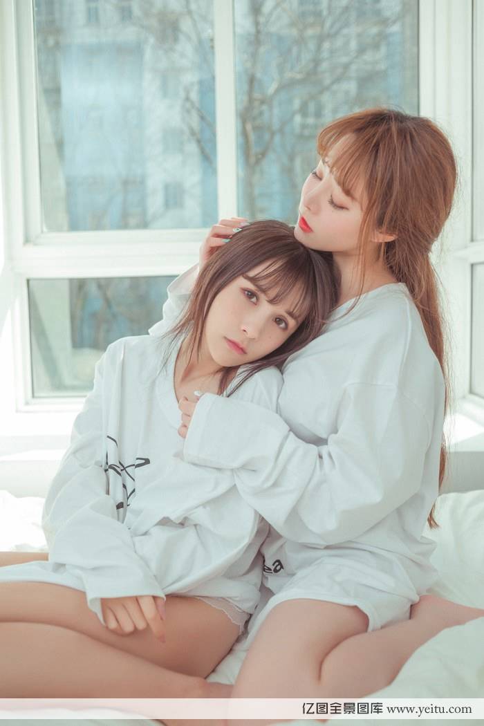 姐妹花美女模特柳侑绮夏美酱酥胸互摸诱惑之极