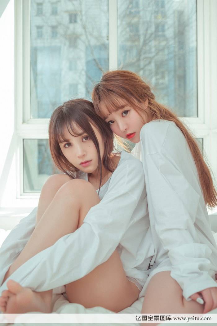 姐妹花美女模特柳侑绮夏美酱酥胸互摸诱惑之极-9