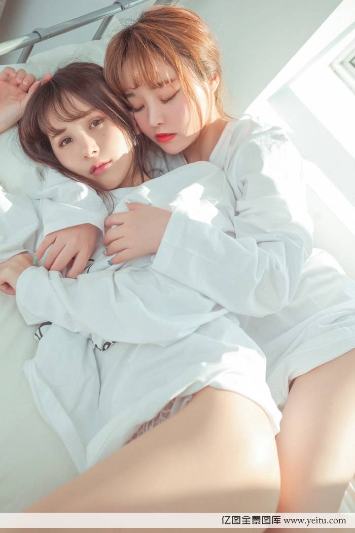 姐妹花美女模特柳侑绮夏美酱酥胸互摸诱惑之极-10