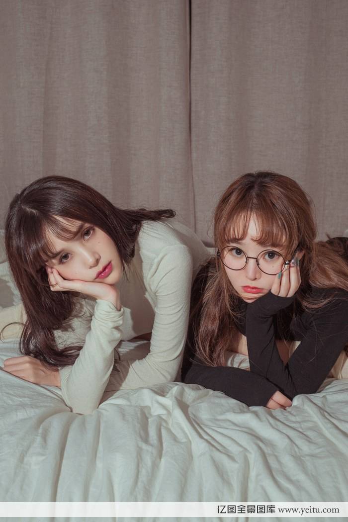 姐妹花美女模特柳侑绮夏美酱酥胸互摸诱惑之极-19