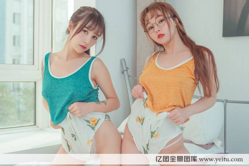 姐妹花美女模特柳侑绮夏美酱酥胸互摸诱惑之极-21