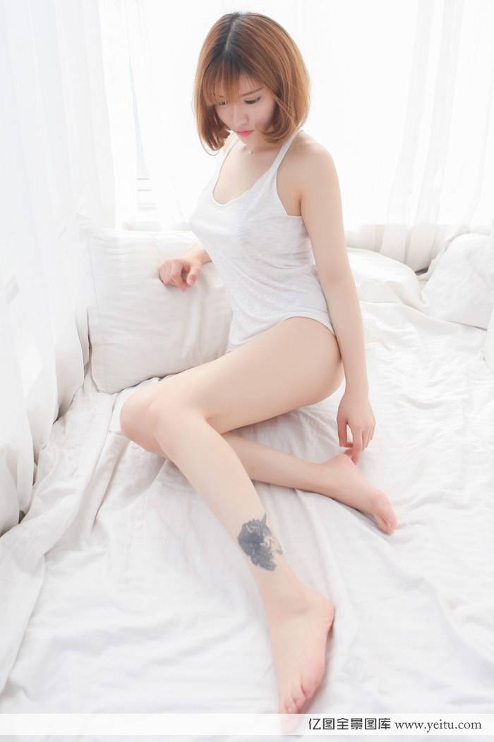 极品尤物傲娇萌萌浴室半裸美胸乳沟浴室性感写真