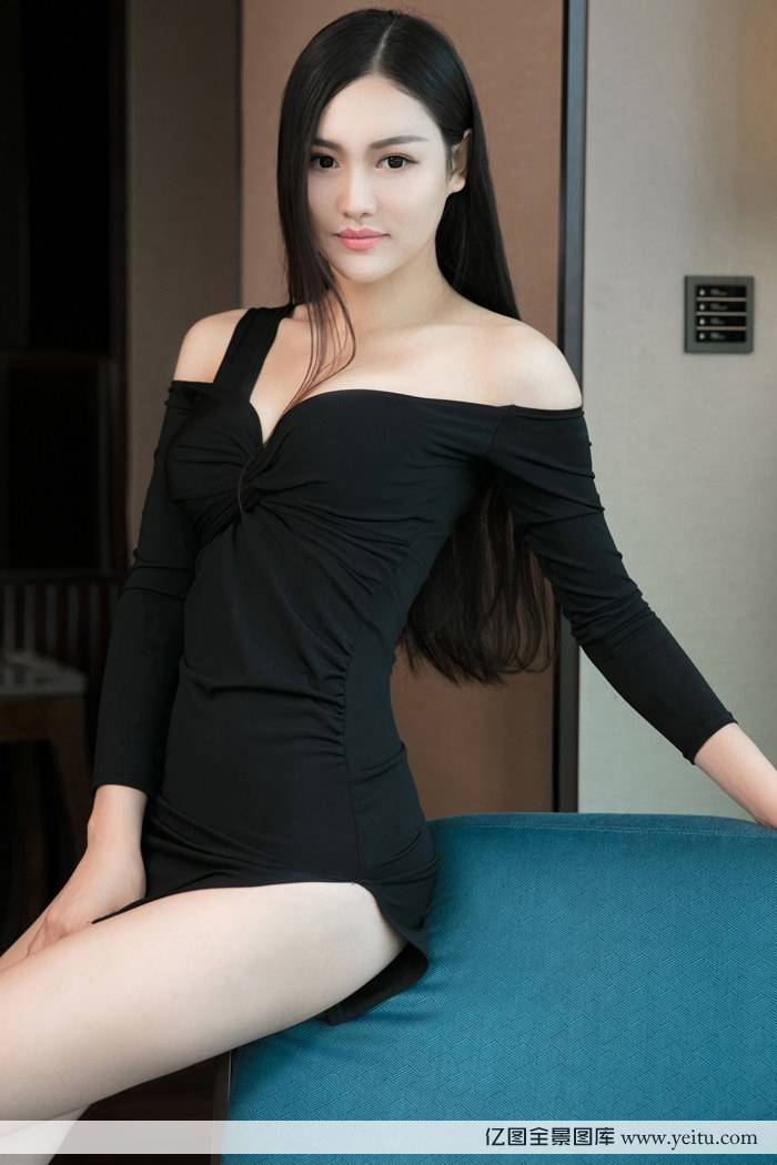 美女模特陈思琪长发飘飘连体内衣性感写真-2