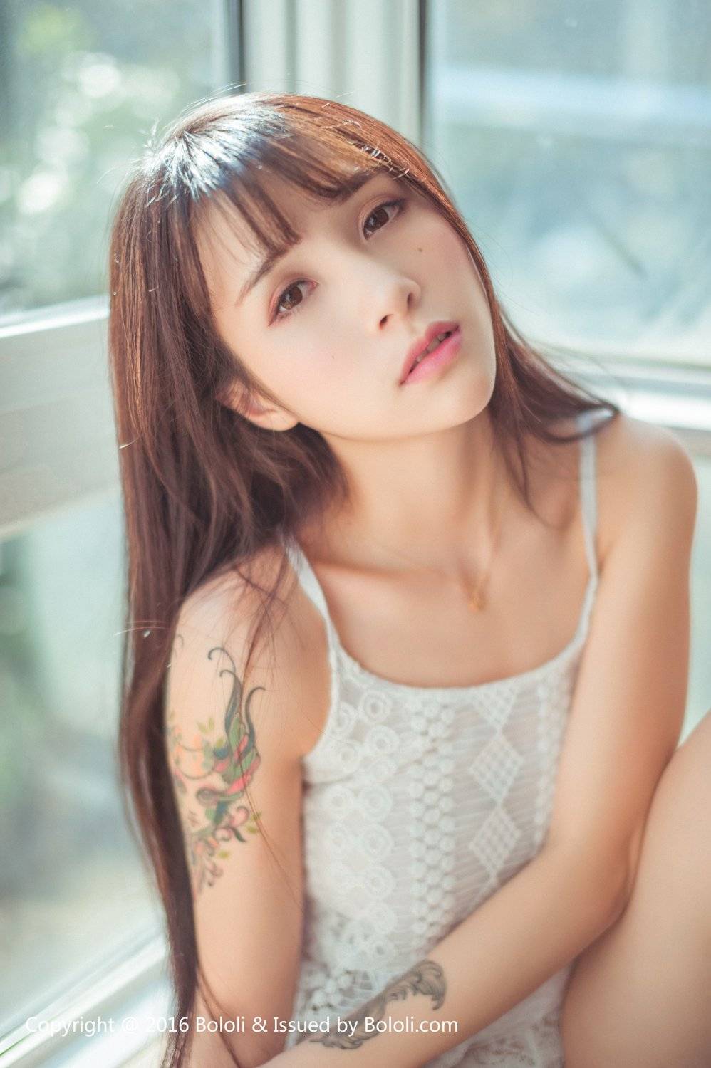 菠萝社美女模特夏美酱穿着白裙内衣性感诱惑