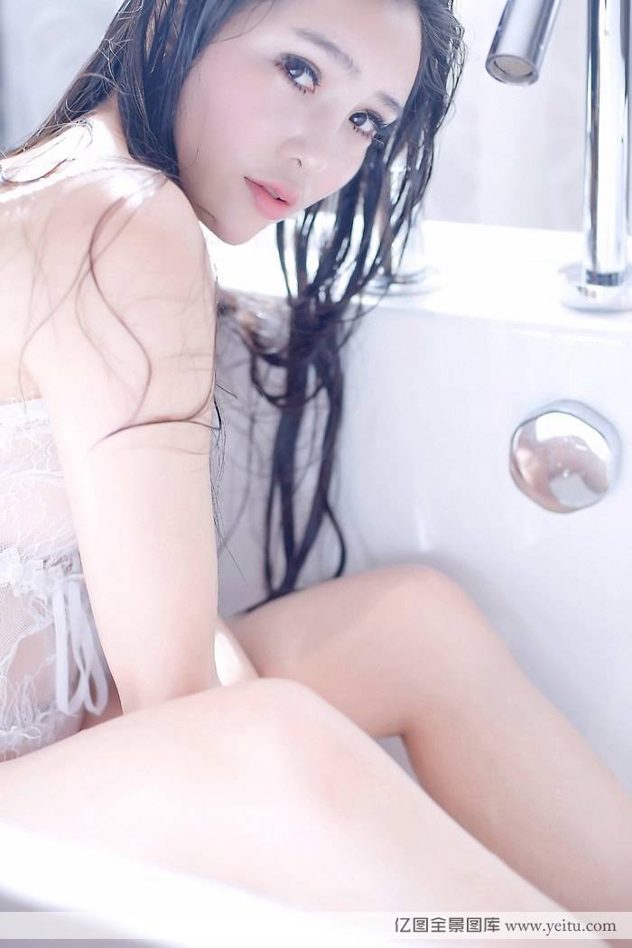 宅男女神艾弥丰乳肥臀室内性感私房写真福利