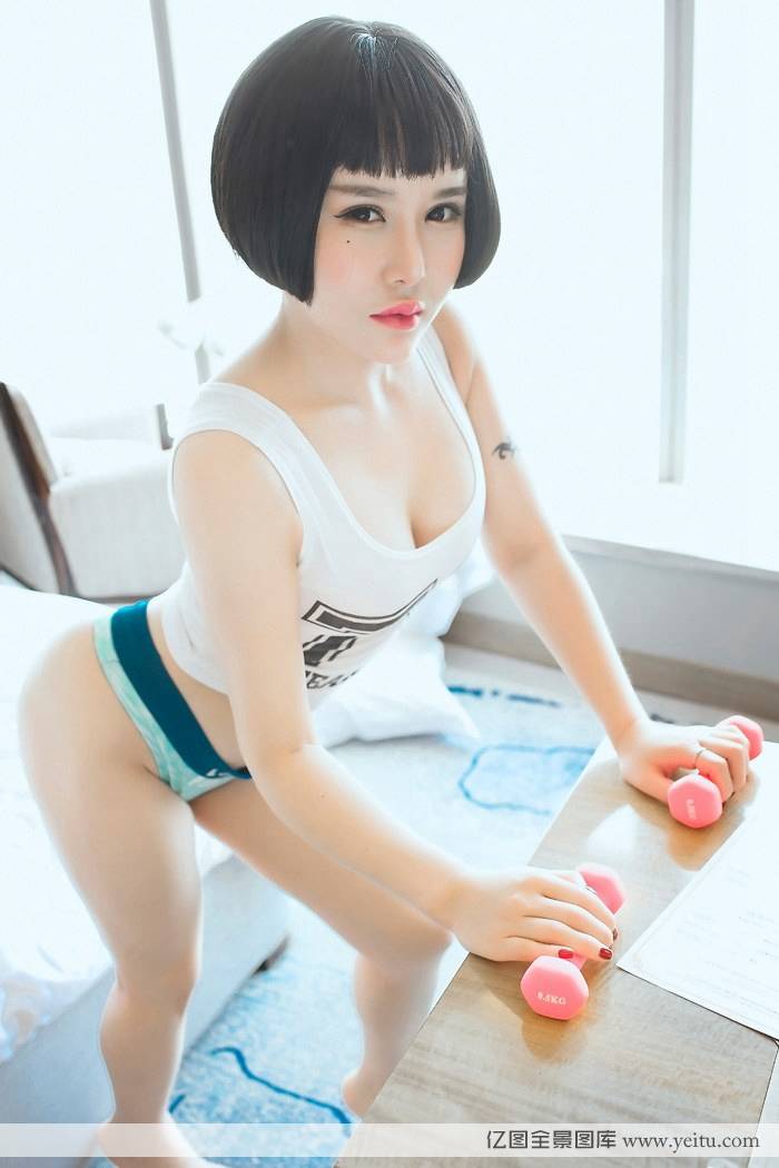 秀人网新晋嫩模曲佑熙波涛胸涌白色连体开胸衣写真