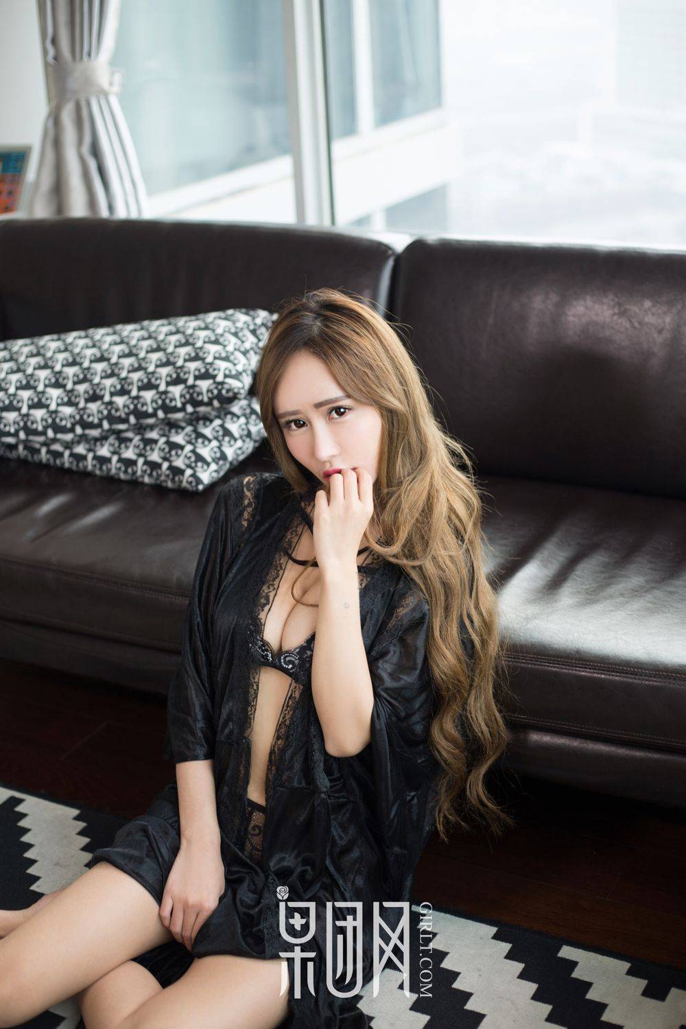 果团网御姐女老师何梦兮短裙黑丝翘臀诱惑浮想联翩套图-9