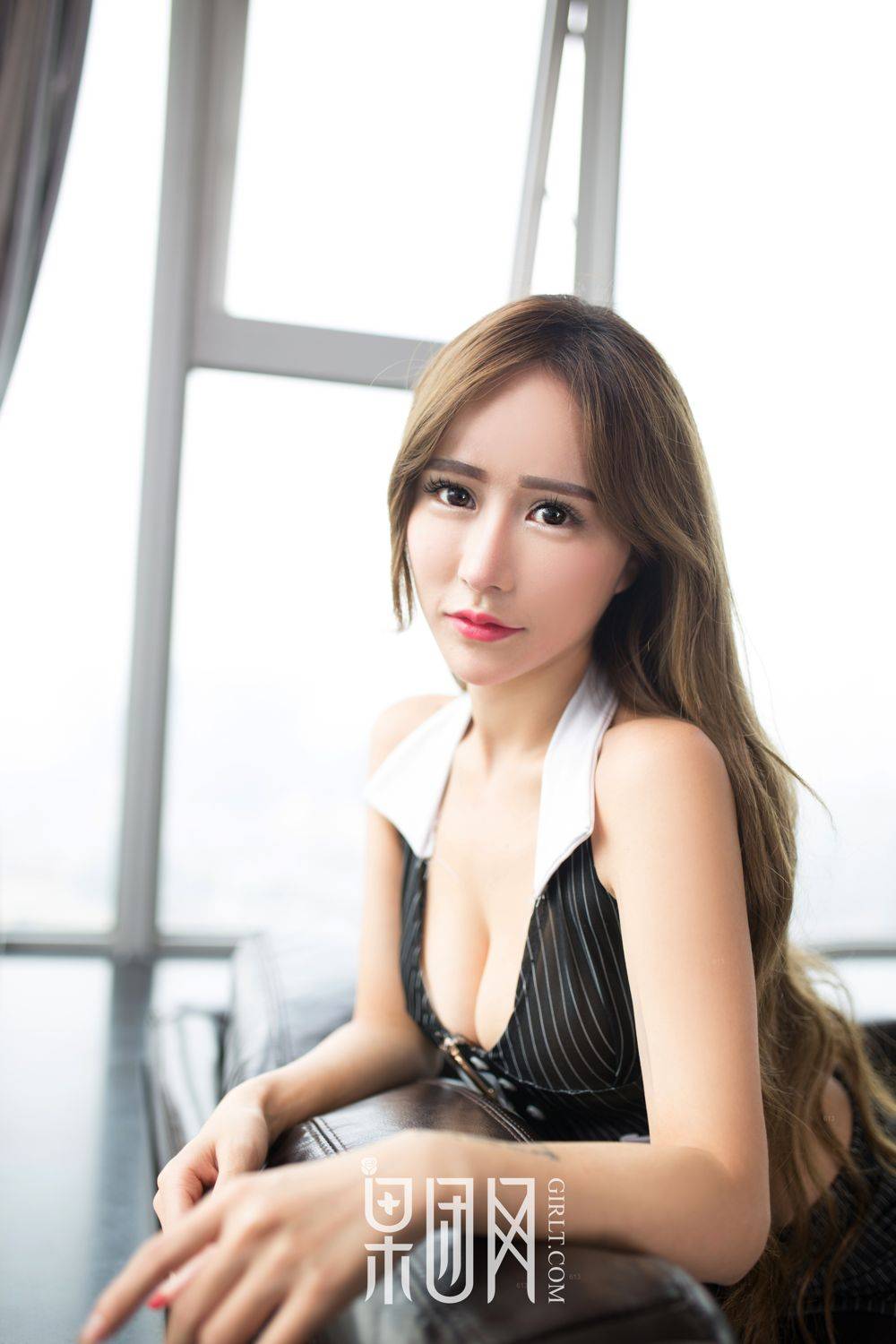 果团网御姐女老师何梦兮短裙黑丝翘臀诱惑浮想联翩套图-24