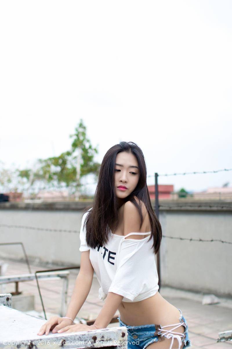 秀人网新人模特周琰琳LIN红颜朱唇天台拍摄首套写真-3