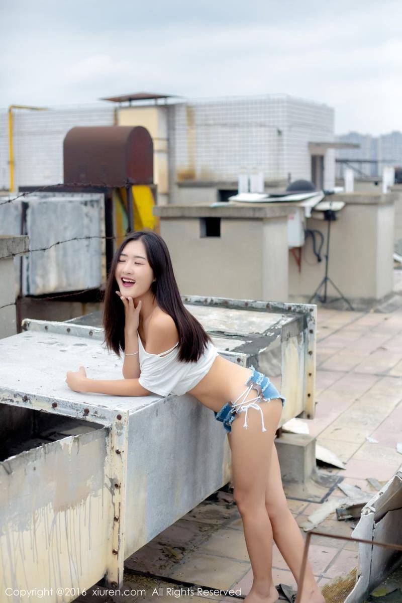 秀人网新人模特周琰琳LIN红颜朱唇天台拍摄首套写真-7