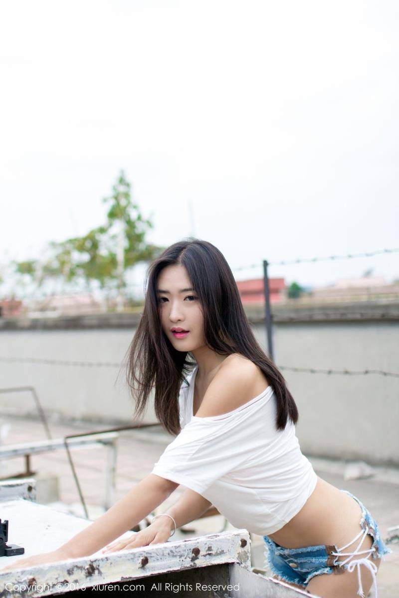 秀人网新人模特周琰琳LIN红颜朱唇天台拍摄首套写真-5