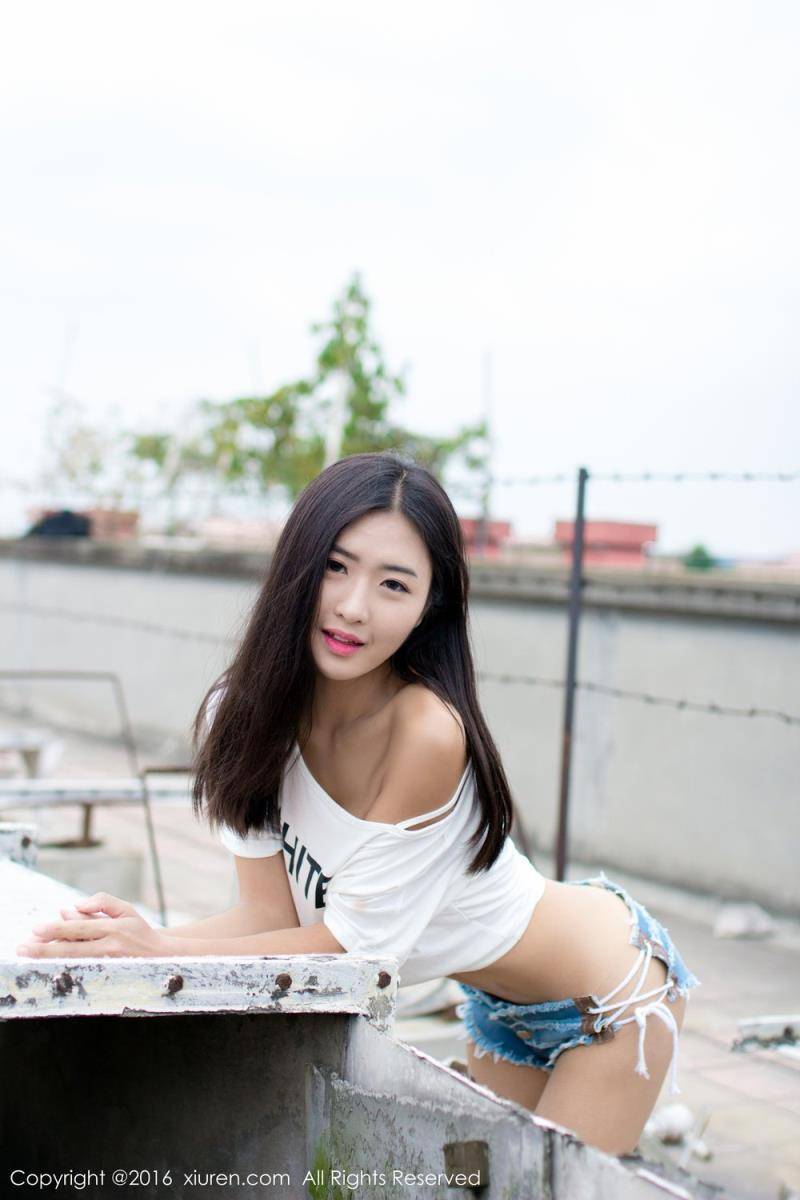 秀人网新人模特周琰琳LIN红颜朱唇天台拍摄首套写真-2