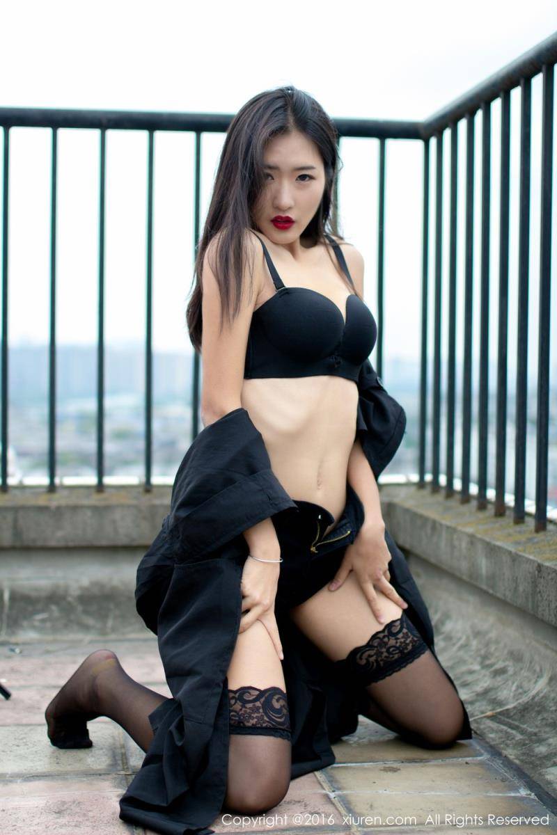 秀人网新人模特周琰琳LIN红颜朱唇天台拍摄首套写真-25