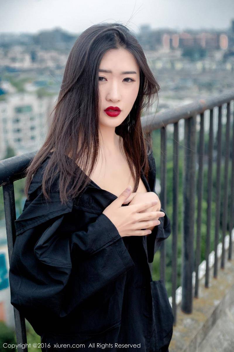 秀人网新人模特周琰琳LIN红颜朱唇天台拍摄首套写真-28