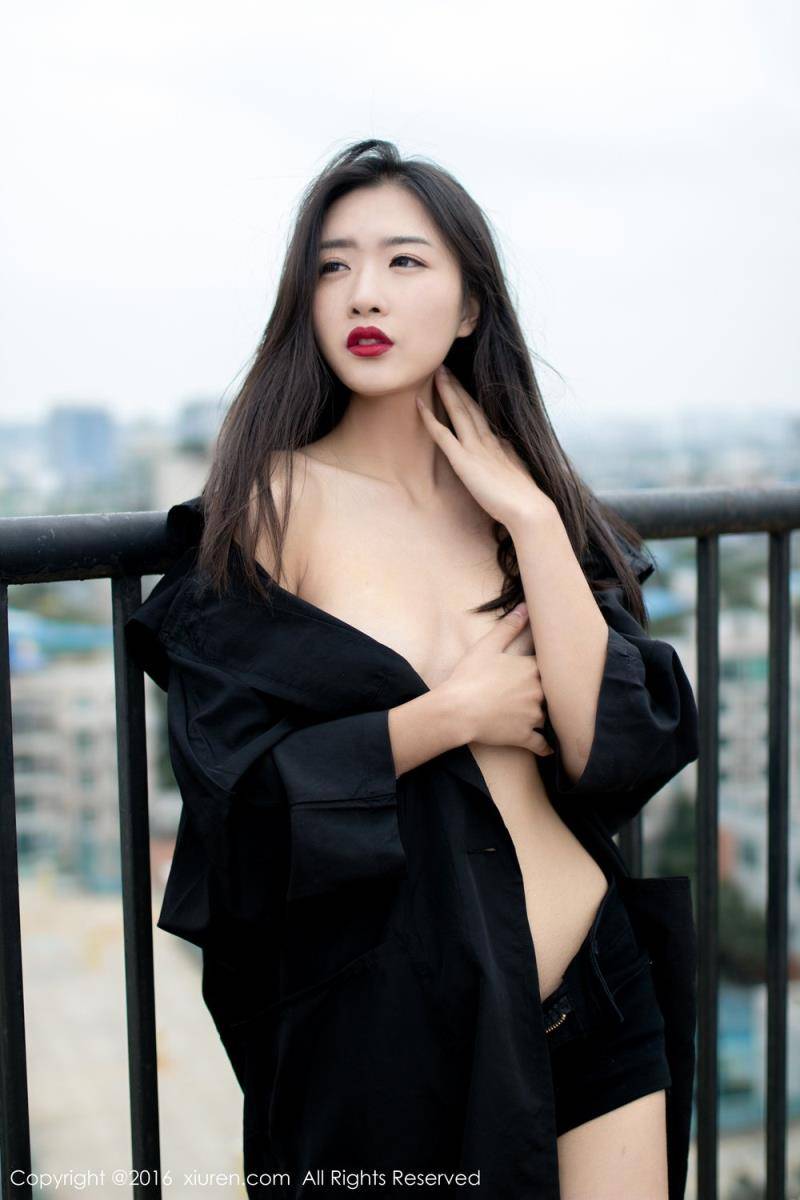 秀人网新人模特周琰琳LIN红颜朱唇天台拍摄首套写真-35