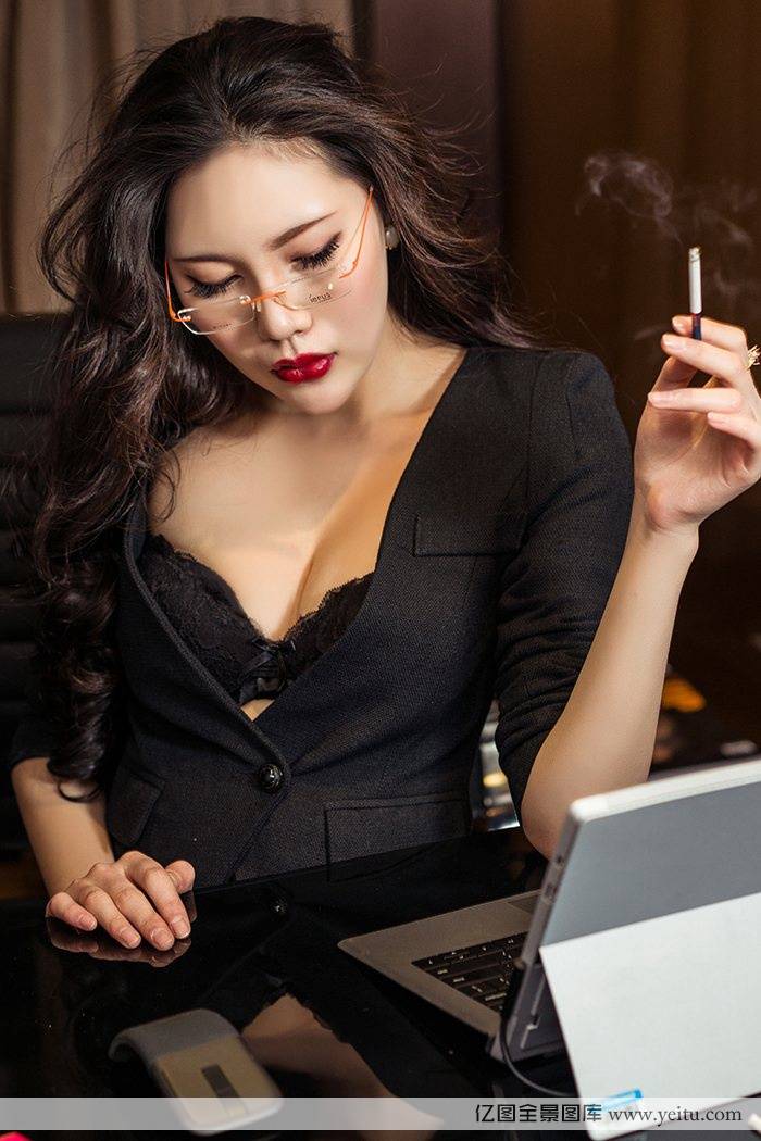 头条女神美女模特米娅Mia性感女修车工丁字裤野性成熟套图-11