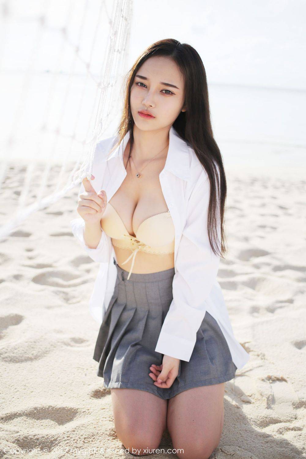 美媛馆宅男女神唐琪儿白衬衫短裙越南大尺度旅拍-5