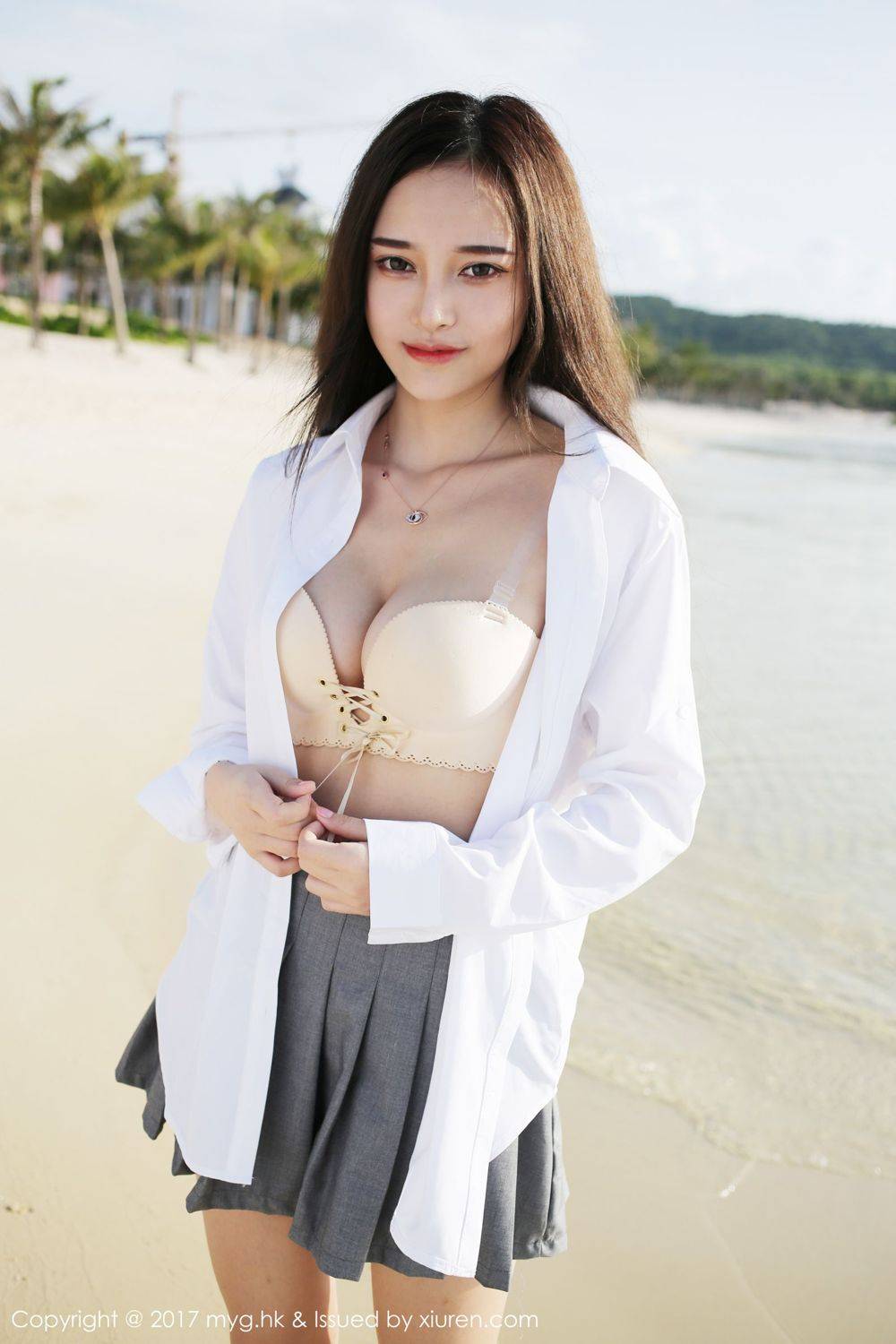 美媛馆宅男女神唐琪儿白衬衫短裙越南大尺度旅拍-17