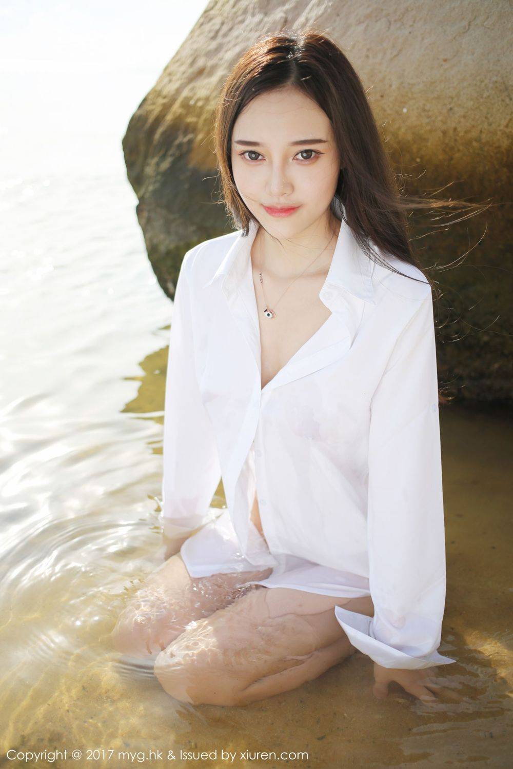 美媛馆宅男女神唐琪儿白衬衫短裙越南大尺度旅拍-27