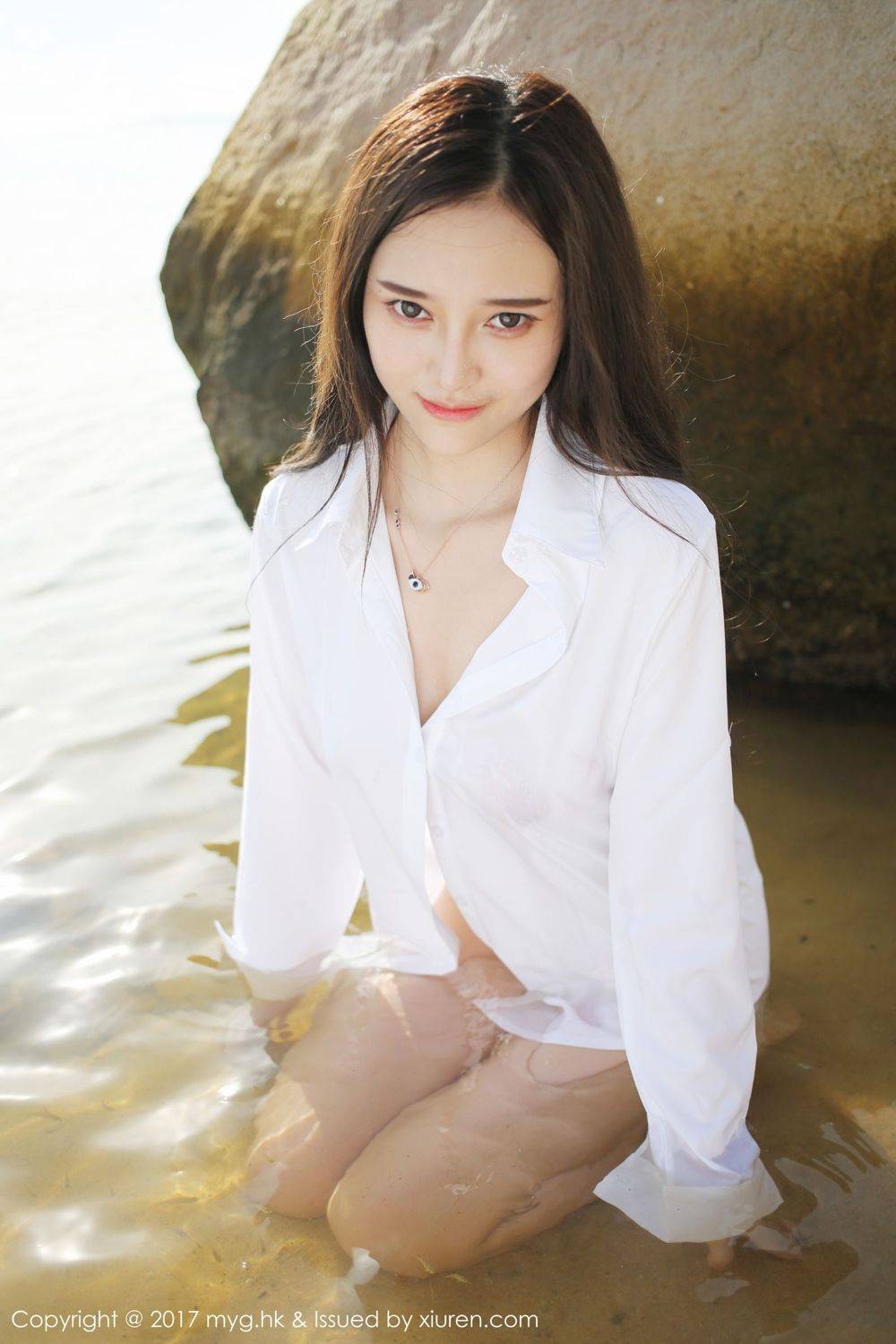 美媛馆宅男女神唐琪儿白衬衫短裙越南大尺度旅拍-25