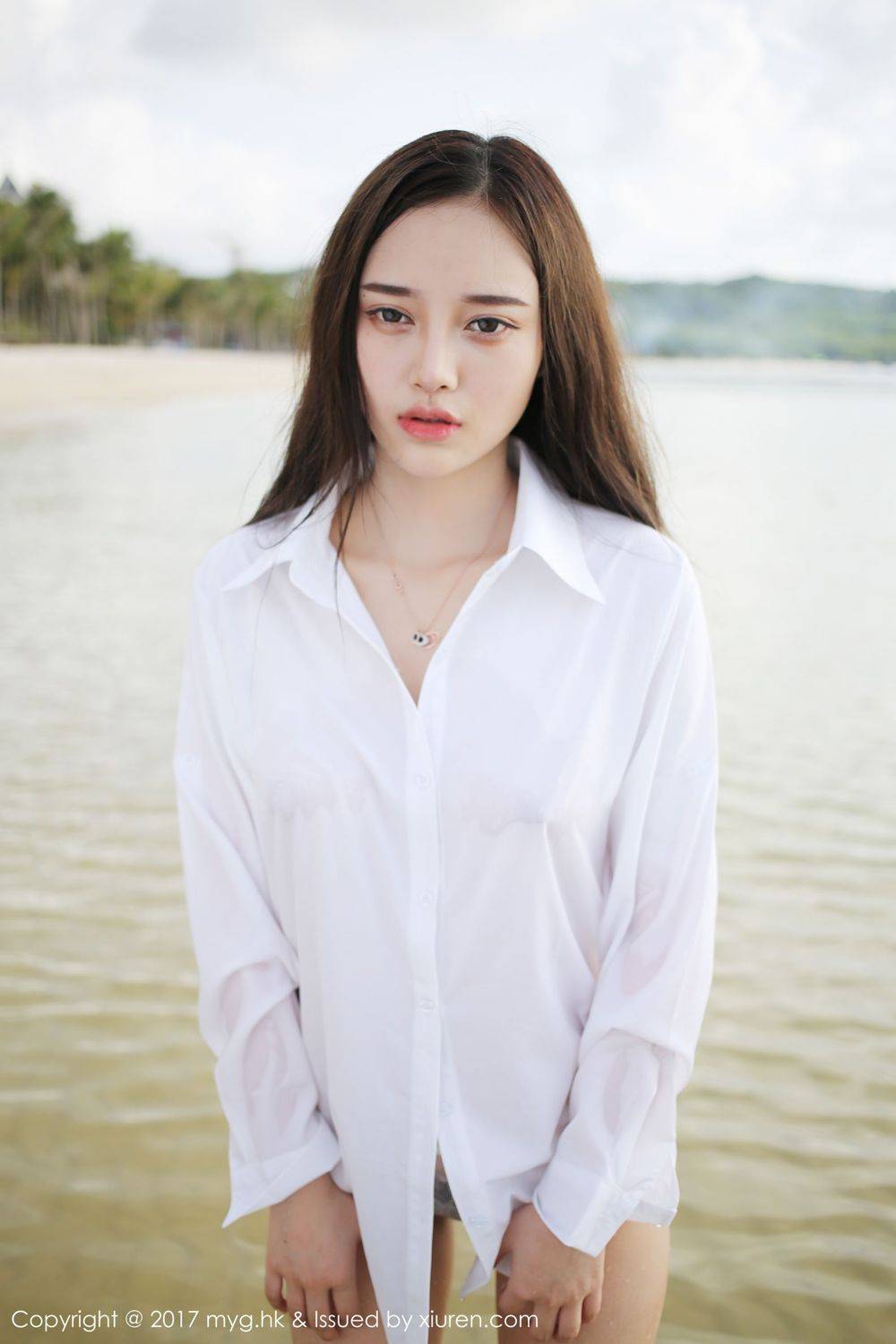 美媛馆宅男女神唐琪儿白衬衫短裙越南大尺度旅拍-38