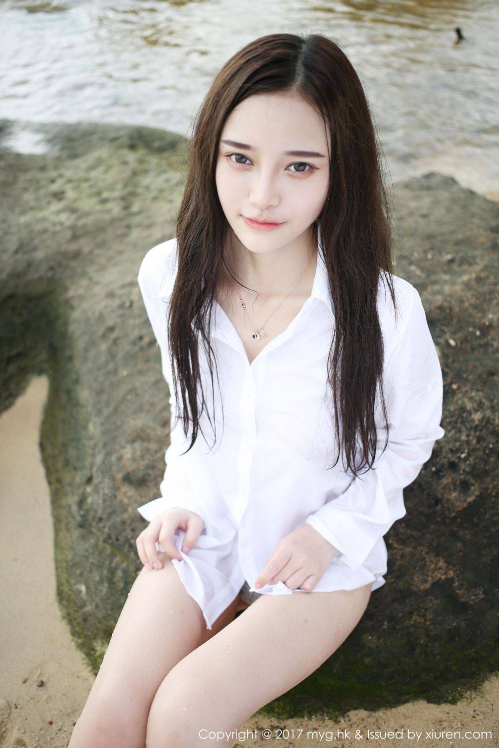 美媛馆宅男女神唐琪儿白衬衫短裙越南大尺度旅拍-39