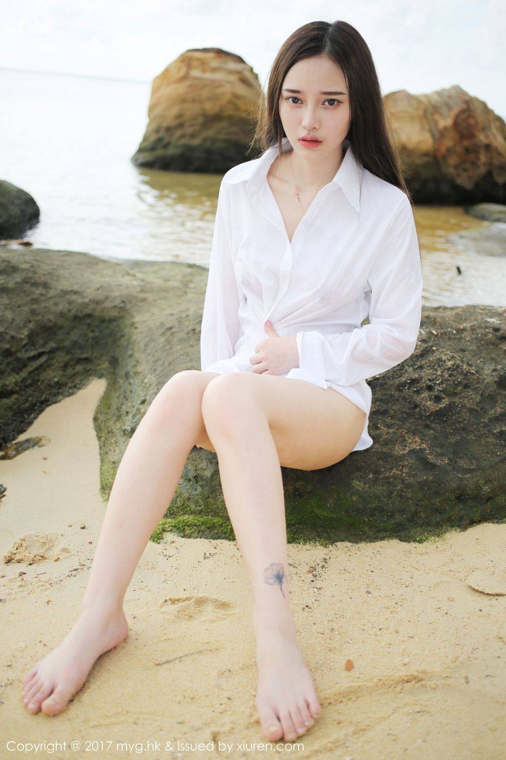 美媛馆宅男女神唐琪儿白衬衫短裙越南大尺度旅拍-42