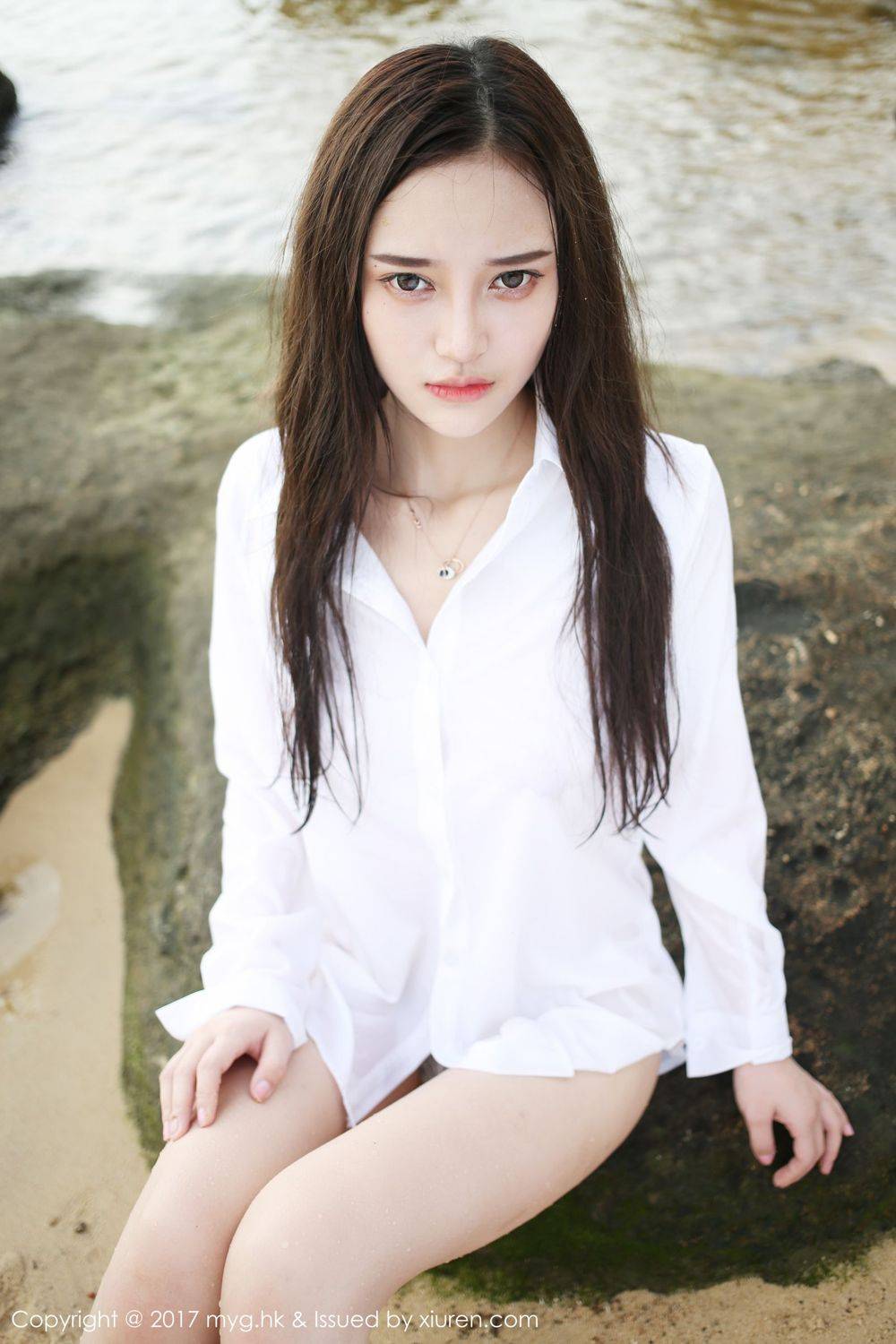 美媛馆宅男女神唐琪儿白衬衫短裙越南大尺度旅拍-40