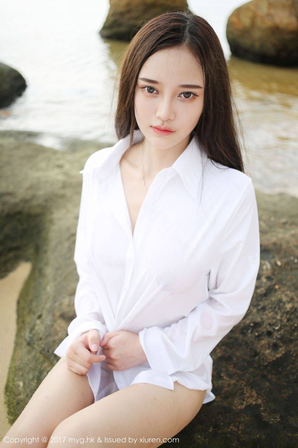 美媛馆宅男女神唐琪儿白衬衫短裙越南大尺度旅拍-43