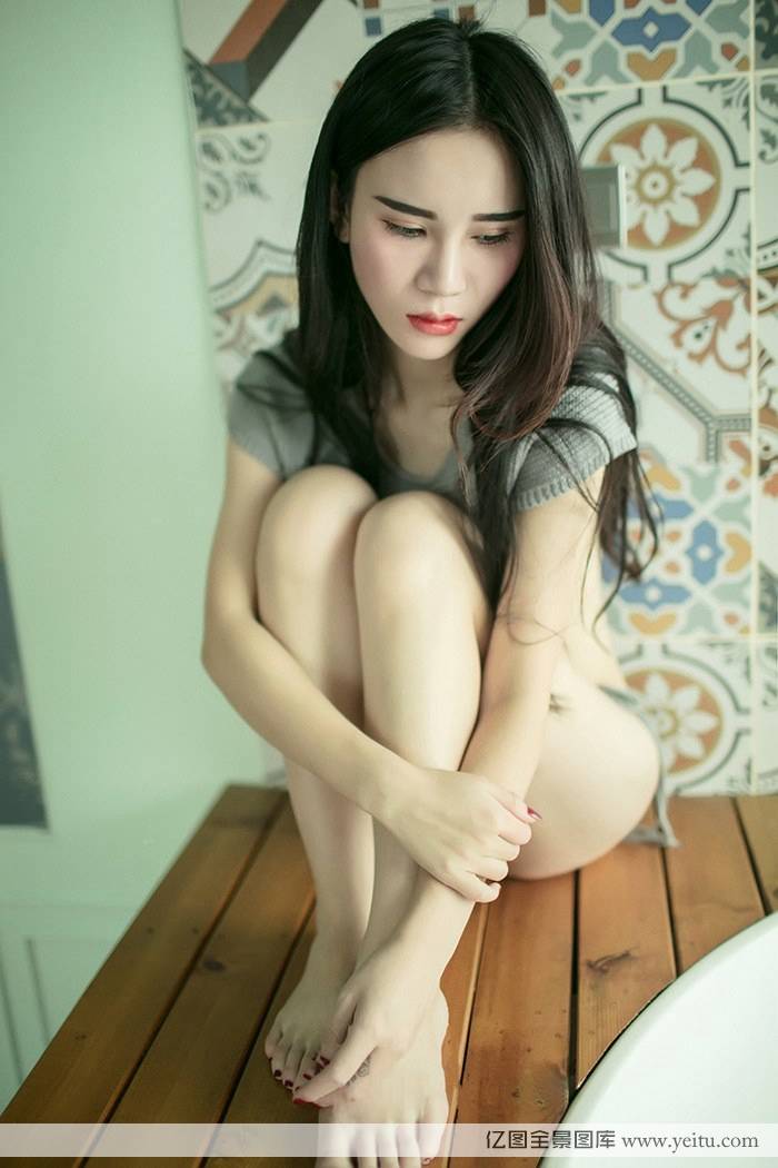 美女模特万万性感比基尼美胸翘臀销魂私房写真-3