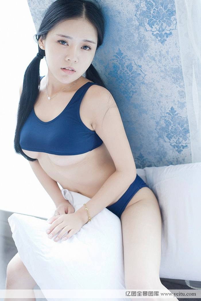 性感美女童颜巨乳蕾丝连体衣酒店室内大胆私房拍摄-9