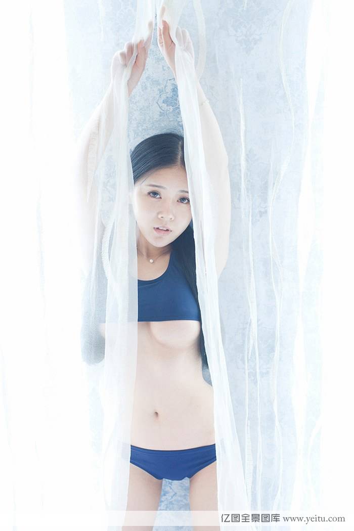 性感美女童颜巨乳蕾丝连体衣酒店室内大胆私房拍摄-16