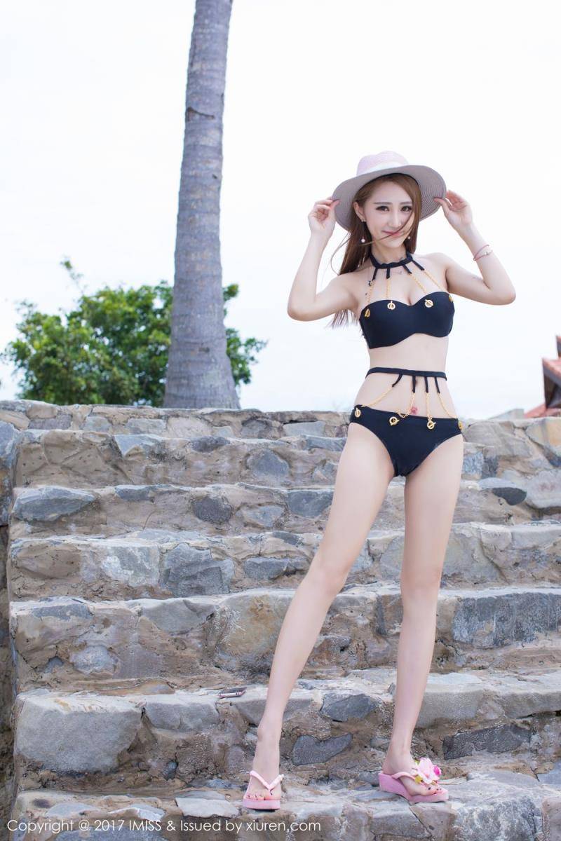 爱蜜社气质美女妤薇Vivian沙滩白嫩比基尼旅拍-13