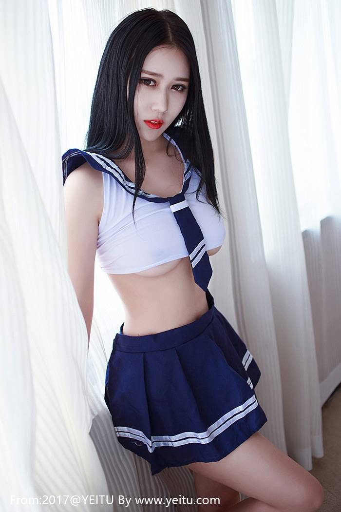 性感美女学生装制服诱惑手捧美胸大尺度私房写真